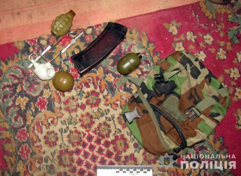 Під час обшуків правоохоронці вилучили 69 патронів та 30 набоїв у двох жителів райцентру Житомирської області