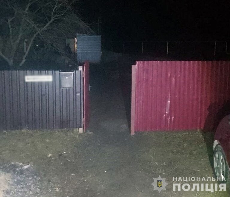 Під час чаркування у селищі Житомирської області дядько ножем поранив свого 23-річного племінника