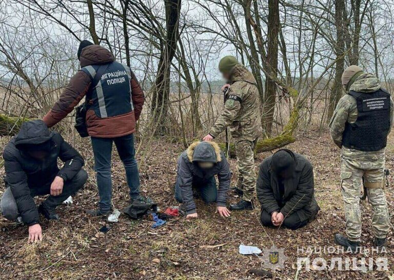 Правоохоронці затримали жителя Житомирської області, який за 4 тисячі доларів допомагав ухилянтам нелегально перетнути кордон