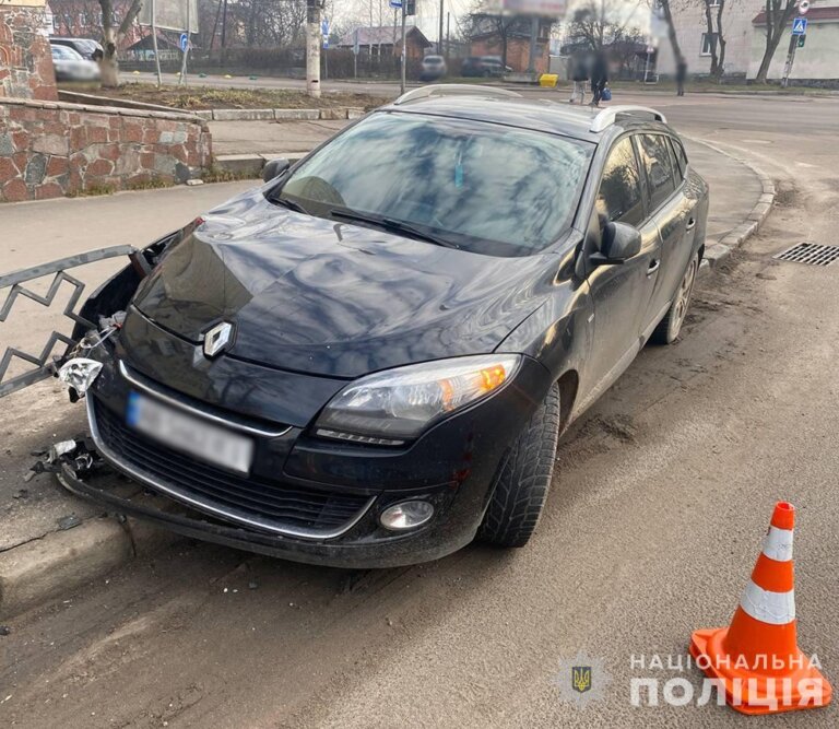 На перехресті у Житомирі 45-річна водійка «Renault Megane» в’їхала у металевий паркан, пасажирка легковика отримала травми