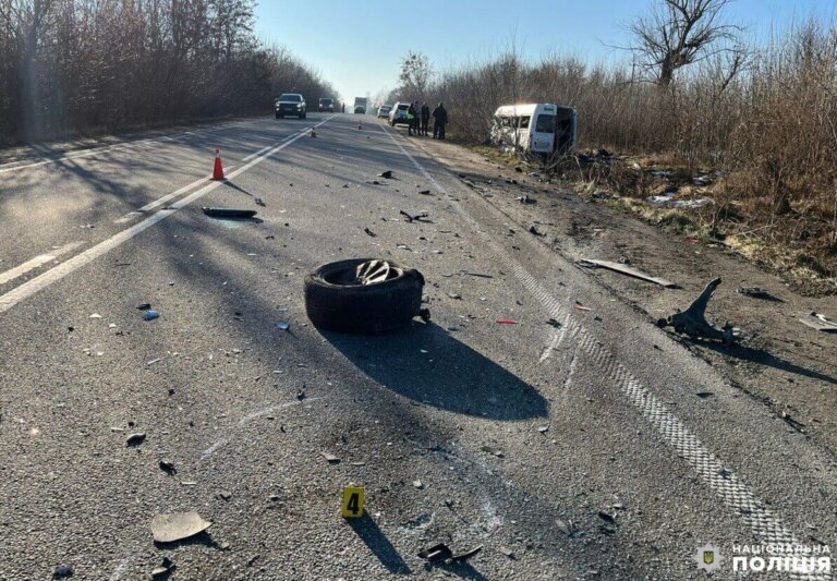 На Рівненщині «Toyota Sequoia» зіткнулася з мікроавтобусом, внаслідок ДТП постраждало 8 жителів Житомирської області