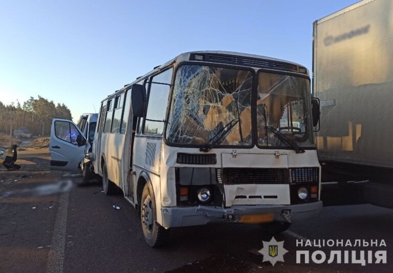 Неподалік Житомира не розминулися мікроавтобус та два автобуси, внаслідок ДТП травми отримали 5 людей