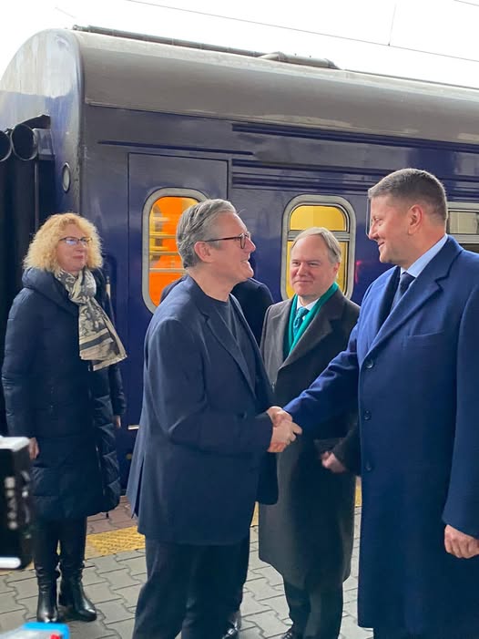 Валерій Залужний радо вітає у Києві Премʼєр-міністра Великої Британії, це його перший візит в Україну на чолі британського уряду