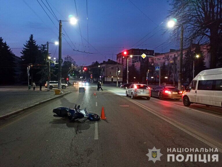Водій мотоцикла помер у лікарні: поліція розслідує ДТП у Житомирі