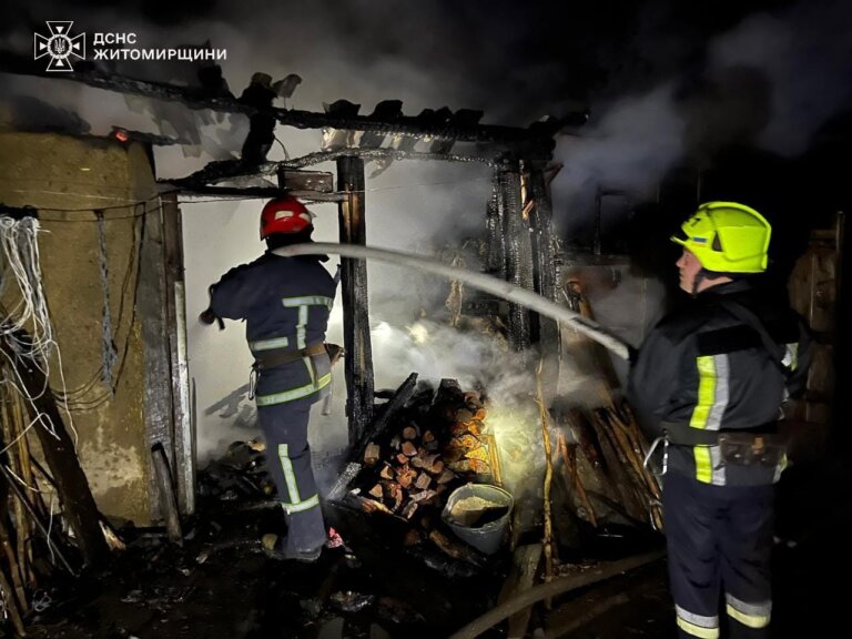 Сьогодні вночі ружинські вогнеборці гасили пожежу в господарчій будівлі