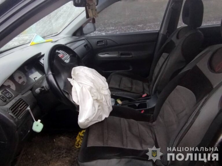 Викрав автомобіль родички та зіткнувся з деревом: чуднівські поліцейські затримали підозрюваного в угоні