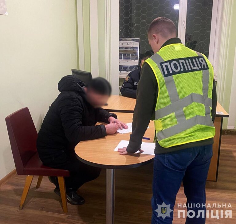Викрав обручку загиблого військовослужбовця: поліцейські Житомирщини повідомили про підозру працівнику моргу