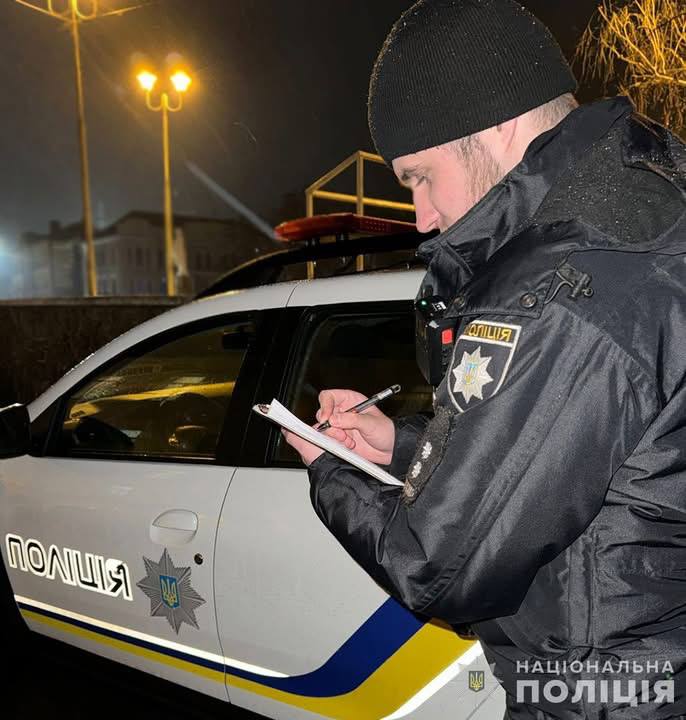 На Коростенщині поліцейські затримали жінку, яка завдала чоловікові ножових поранень
