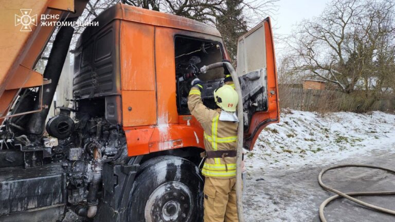 У Житомирському районі рятувальники загасили пожежу у вантажному авто