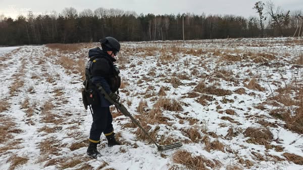 Артснаряд, який діти знайшли на полі у Житомирському районі, знешкодили рятувальники