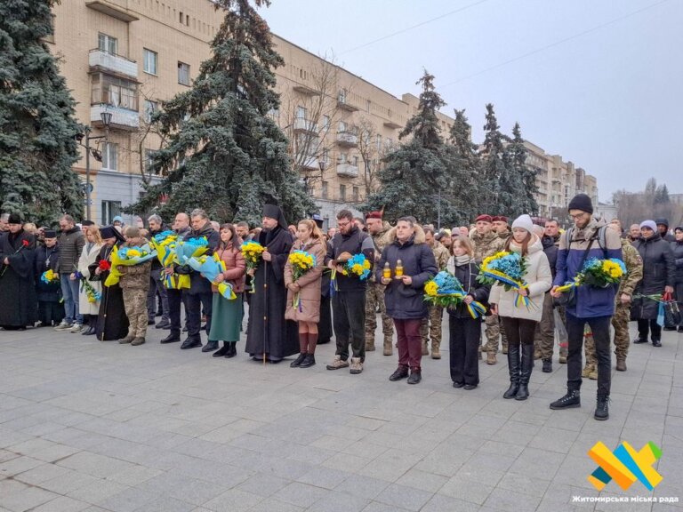 День Соборності у Житомирі: хвилина мовчання, урочисте покладання квітів і плетіння сітки «єднання» на Михайлівській