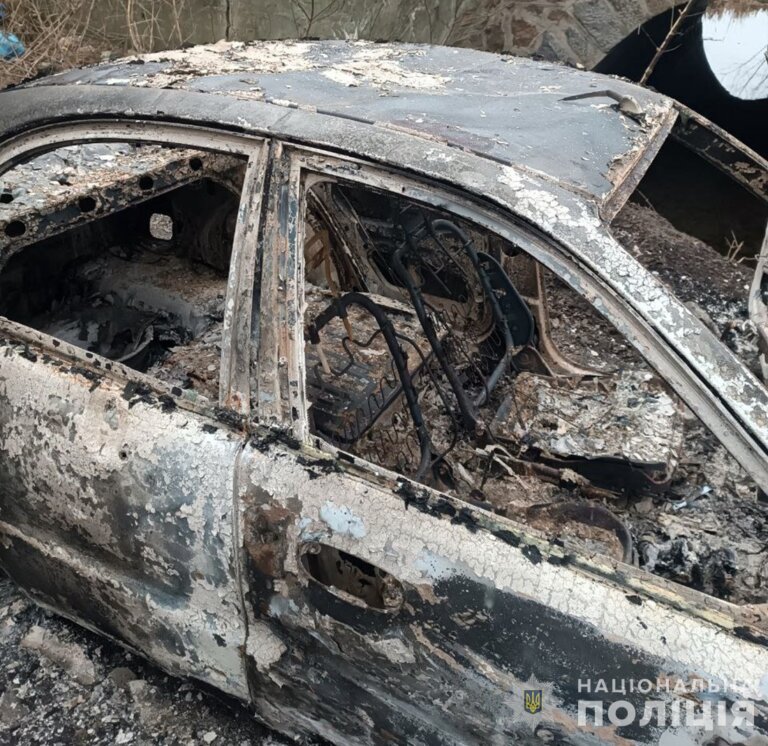 Правоохоронці затримали двох жителів Житомирської області, які викрали та підпалили авто через помсту