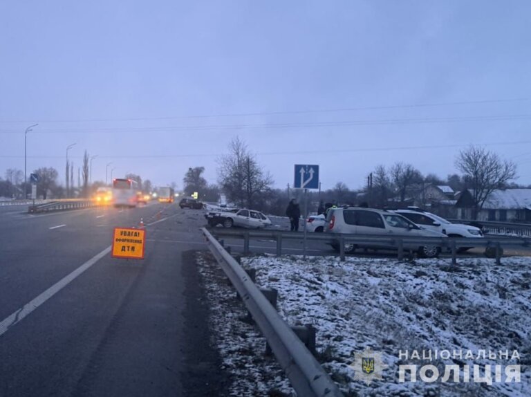 На трасі Київ-Чоп у Житомирській області зіткнулися два автомобілі, 49-річна пасажирка ВАЗівки загинула на місці