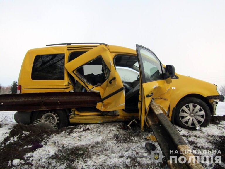 ДТП у селі Житомирського району: 48-річна водійка в’їхала у відбійник, внаслідок чого отримала травми, жінку госпіталізували