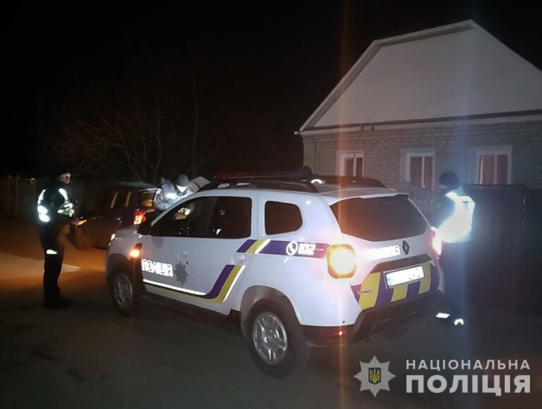 У селі Житомирського району п’яна водійка Volkswagen хотіла відкупитися за порушення ПДР та поклала кошти у поліцейське авто