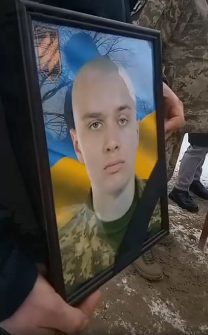 У громаді Житомирської області попрощалися з героєм-захисником, який повернувся на щиті з фронту
