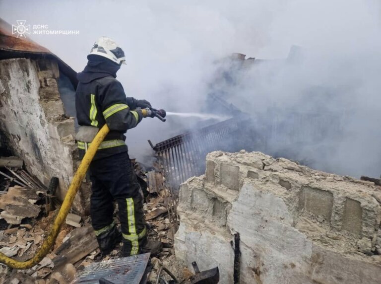 Вранці у селі Житомирської області горів приватний будинок та три господарчі будівлі