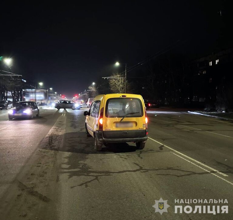 На проспекті Миру у Житомирі водій «Renault» збив 45-річного чоловіка, який переходив дорогу