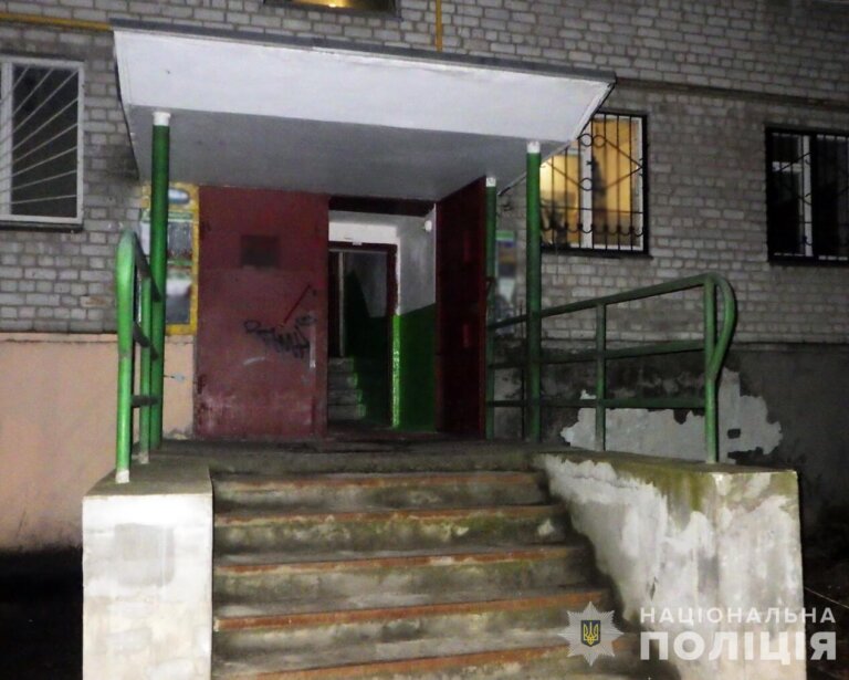 Затримали 18-річну житомирянку, яка навмисно підпалила двері, щоб помститися власниці квартири, у якої раніше жила