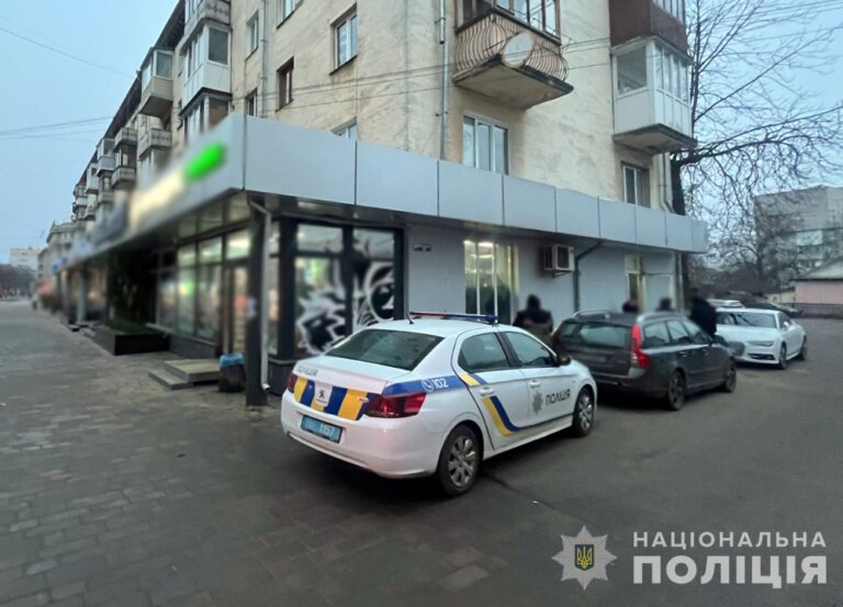 Поліцейські оперативно затримали 35-річного житомирянина, який на світанку вдерся до магазину та забрав виторг з каси