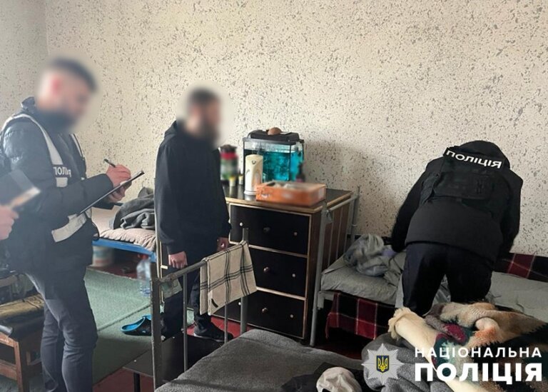 В’язні виправної колонії на Житомирщині під приводом надання «секс-послуг» ошукали щонайменше 30 людей по всій країні