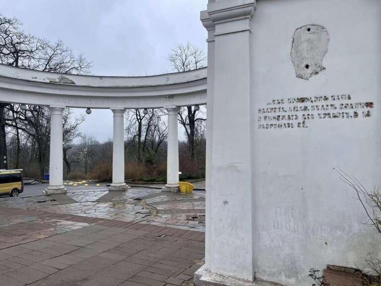 «Обіцяного 3 роки чекають» – це напевно історія про колонаду в Шодуарівському парку