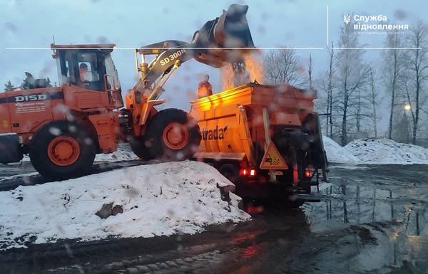 Дороги держзначення у Житомирській області обробляли протиожеледними матеріалами 25 одиниць спецтехніки та 37 дорожників