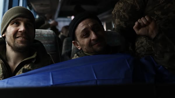 «Це справжнє щастя – бачити їх удома, живих, вільних»: з російського полону повернулися 150 українських захисників