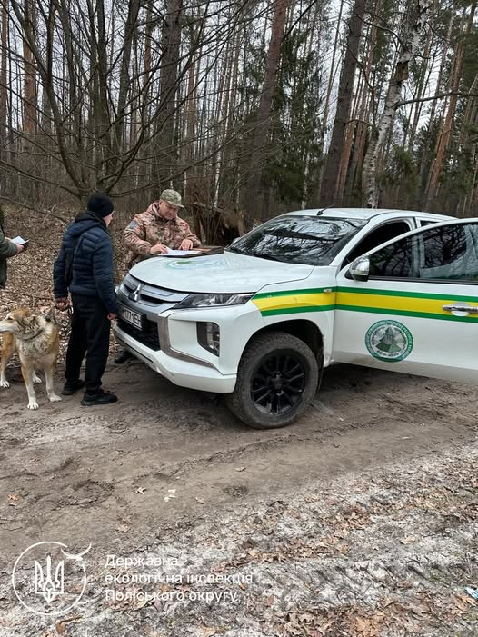Екологи у мисливських угіддях Житомирського району виявили чоловіка з собакою без документів та склали на нього адмінпротокол