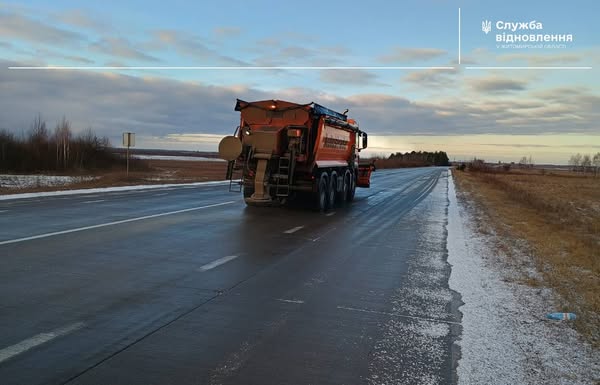 На дорогах держзначення у Житомирській області роблять ямковий ремонт та прибирають наслідки ДТП