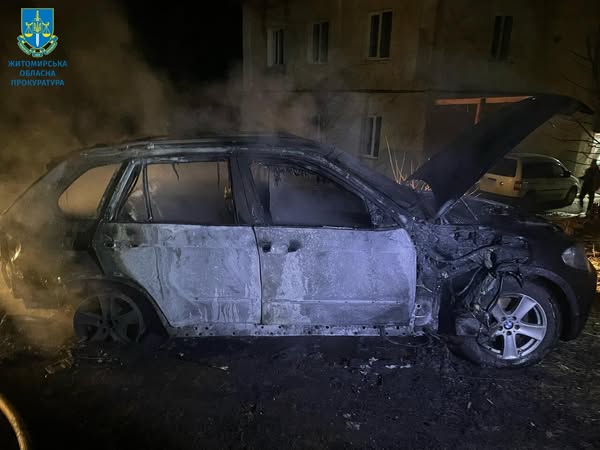 Чоловіку, який у райцентрі Житомирської області через помсту підпалив автомобіль військового, повідомили про підозру