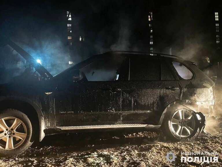 В соцмережах поширюється хвиля обурення після підпалів машин військових