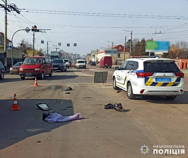 На перехресті у Житомирі зіткнулася вантажівка та мопед: 73-річний керманич двоколісника з травмами потрапив до лікарні