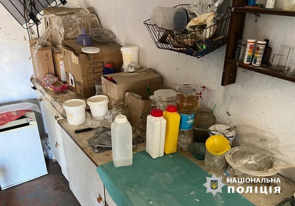 Поліцейські викрили нарколабораторію, яку організував житель Житомирського району, фігурантам загрожує до 10 років тюрми