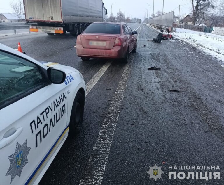 Слідчі шукають свідків ДТП, що сталася на трасі у Житомирській області, тоді загинув пенсіонер на кріслі колісному