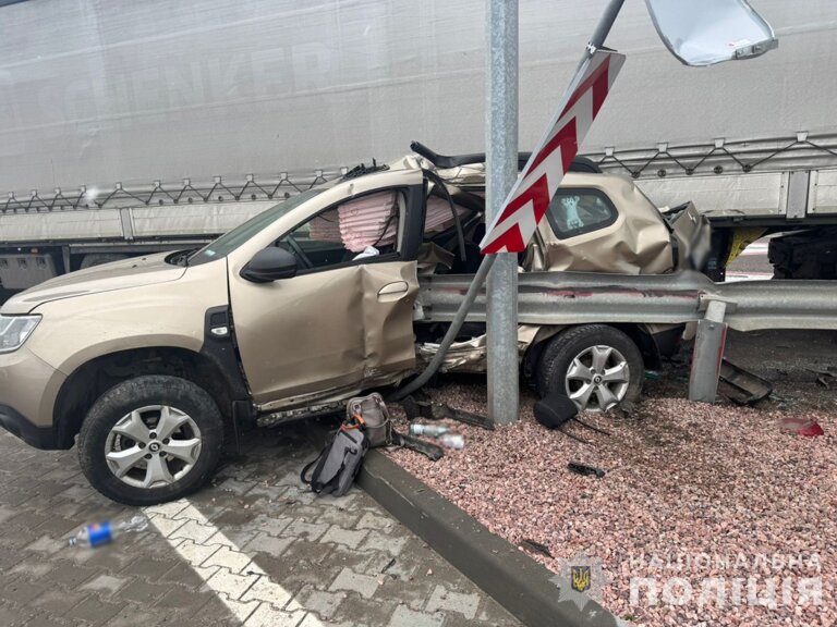 На трасі неподалік Житомира 45-річна водійка «Renault» зіткнулася з вантажівкою «Volvo», пасажир кросовера отримав травми