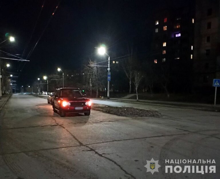 На вулиці Захисників України у Житомирі 28-річний водій «Range Rover» збив 10-річну дівчинку, потерпілу госпіталізували
