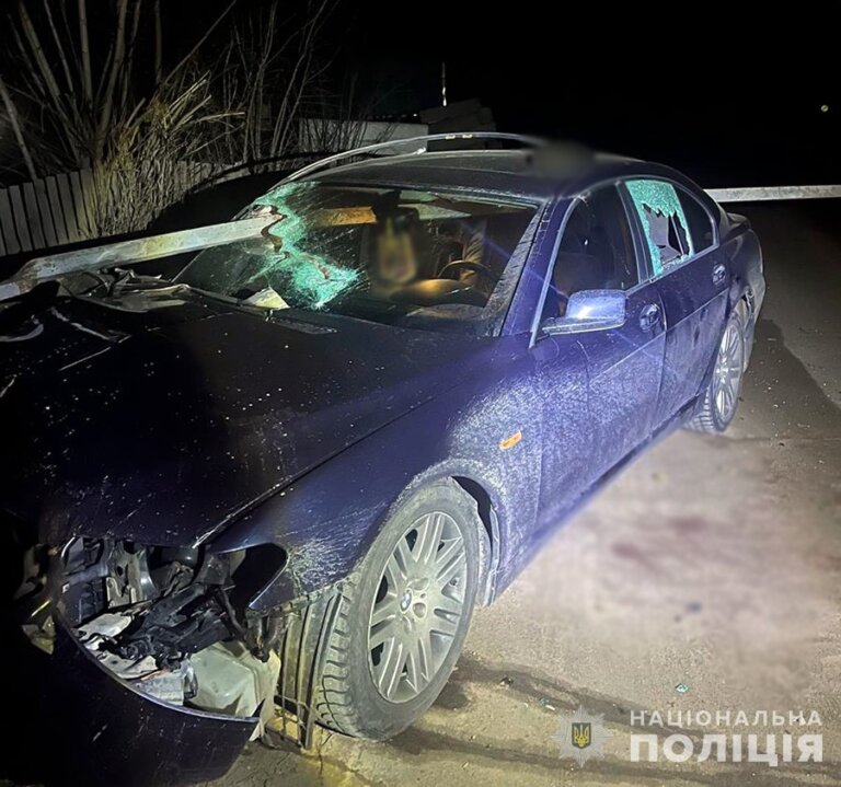 У селі Житомирської області водій «BMW» в’їхав у бетонні блоки та відбійник, керманич і пасажир з травмами потрапили до лікарні