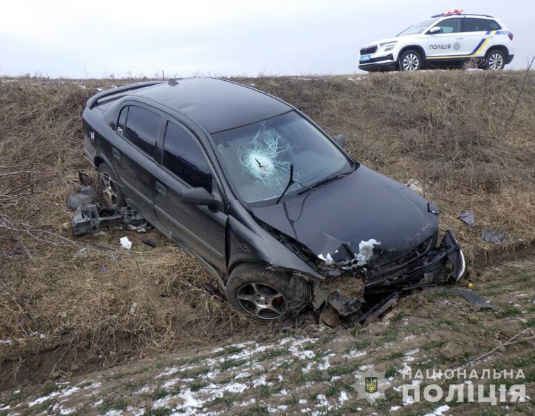 На трасі неподалік села Житомирської області п’яний водій «Opel» з’їхав у кювет, 39-річна пасажирка легковика отримала травми