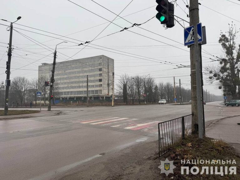 На перехресті у Житомирі невідомий збив 60-річну жінку і втік з місця ДТП, поліція шукає свідків