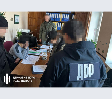 ДБР повідомило про підозру судді з Житомирщини, яка несанкціоновано здобула та передала відомості досудового розслідування своєму батькові