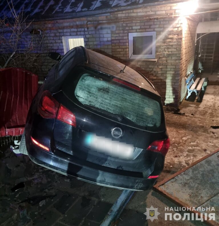 На перехресті у місті Житомирської області п’яний водій «Opel» в’їхав у чужий паркан, на порушника склали 2 адмінпротоколи