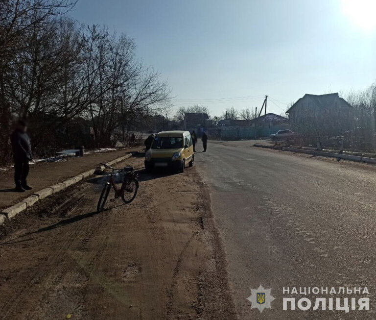 У селі неподалік Житомира 59-річний водій «Renault» збив велосипедистку, жінка потрапила до лікарні