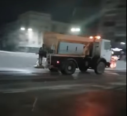 Цієї ночі на вулицях Житомира працювала механізована протиожеледна бригада, використали 36 тонн піскосуміші