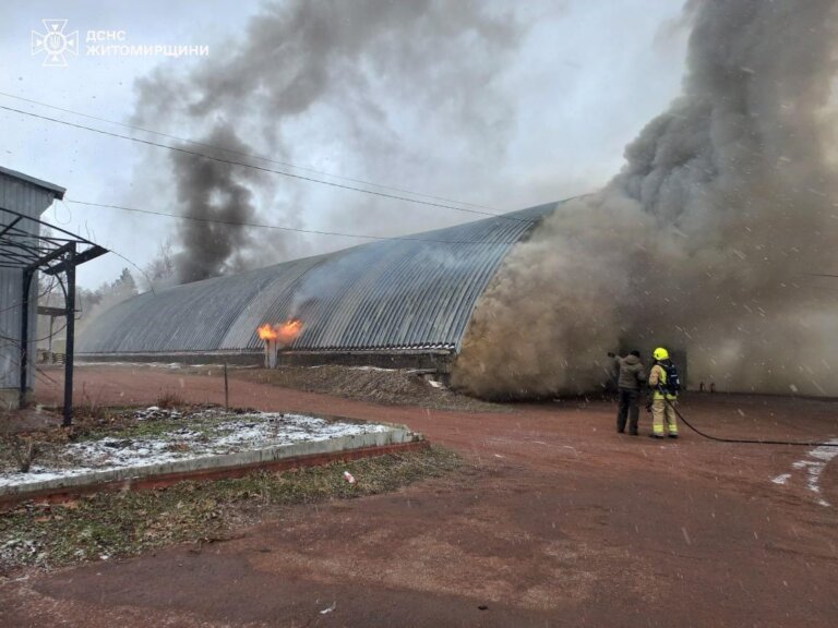 У Коростені рятувальники гасять пожежу в металевому ангарі
