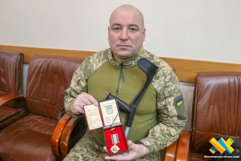 На засіданні виконавчого комітету міської ради військовослужбовцю Сергію Фалінському вручили орден «За мужність» ІІІ ступеня