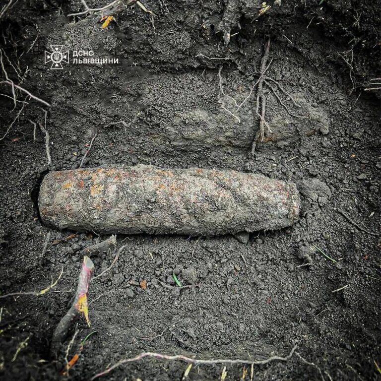 На Львівщині, у селі Гута Шептицького району, чоловік знайшов у себе на городі артилерійський снаряд