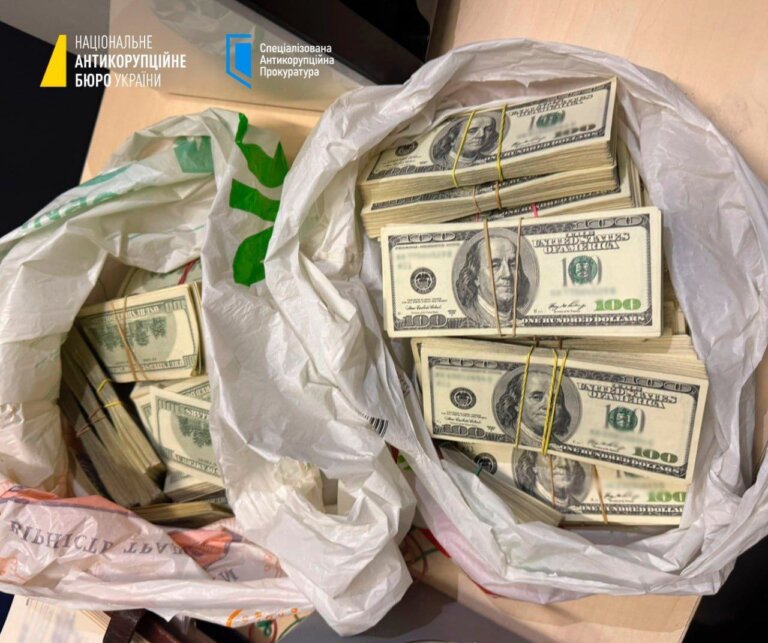 Гори долларів та євро виявили правоохоронці у Київській міськраді