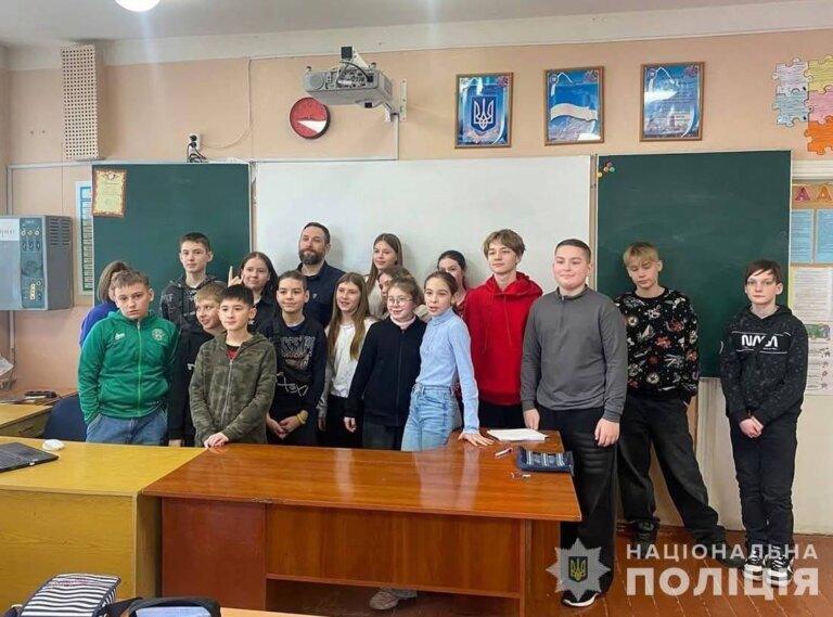 Кібербезпека та протидія маніпуляціям ворога: житомирські поліцейські проводять роз’яснювальні бесіди у місцевих ліцеях