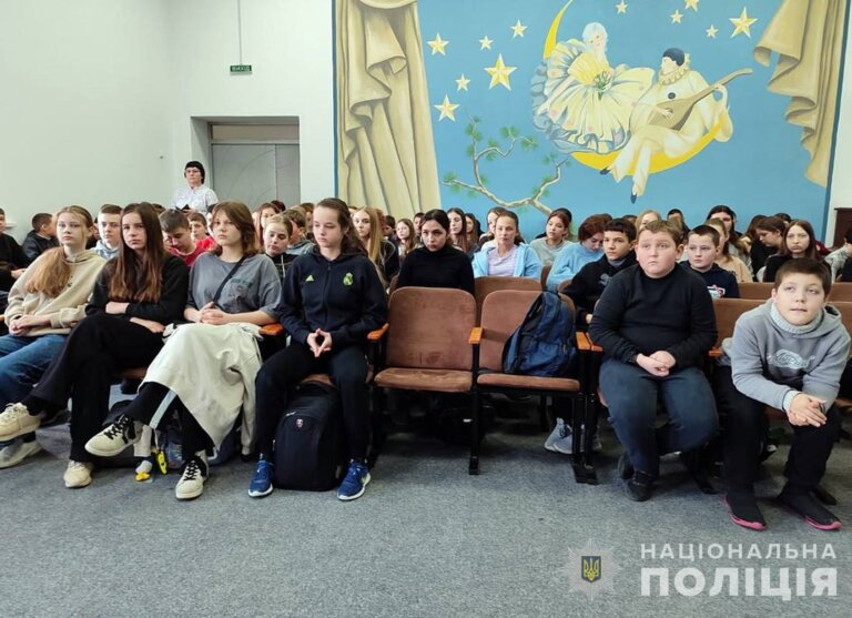 Безпека в інтернеті: бердичівські правоохоронці проводять роз’яснювальну роботу серед підлітків